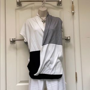 Max studio Black/white wrap style deep V top